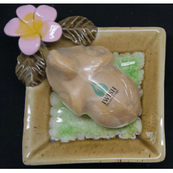 12 x sehr schöne Seifenschalen aus Keramik mit dekorativer Frangipani- Blüte & Elefanten - Seife 11x11 cm