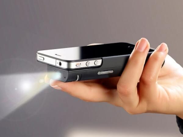 Scenelights DLP-130.i Mini Aufsteck-Beamer für iPhone