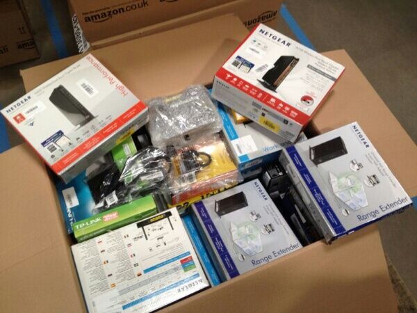 Kleinelektronik Mischkartons Markenprodukte (Speichermedien, Router, Ports, Lader, Tastaturen, Lautsprecher, Handys usw.)