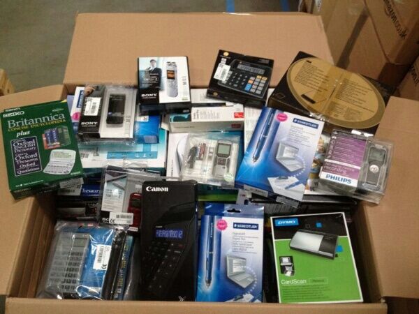 Kleinelektronik Mischkartons Markenprodukte (Speichermedien, Router, Ports, Lader, Tastaturen, Lautsprecher, Handys usw.)