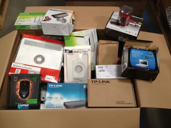 Kleinelektronik Mischkartons Markenprodukte (Speichermedien, Router, Ports, Lader, Tastaturen, Lautsprecher, Handys usw.)