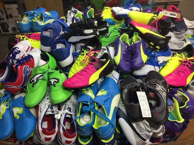 Sportartikel gemischt, Fußballschuhe, Marken T-Shirts, Trainingsanzüge -  Sportware - Mischpalette, 