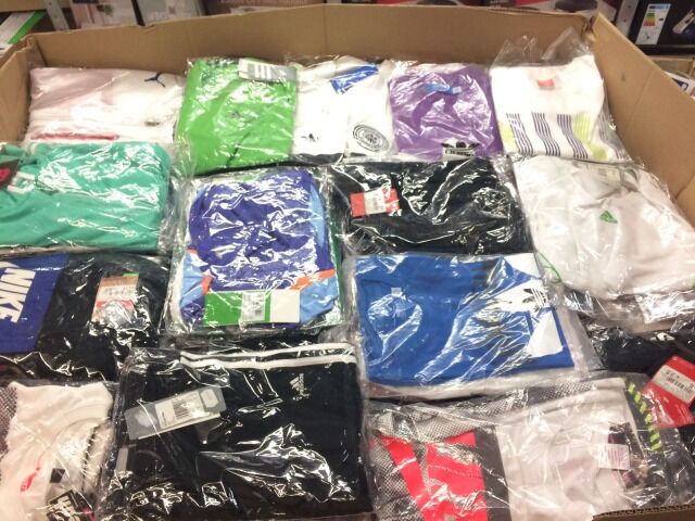 Sportartikel gemischt, Fußballschuhe, Marken T-Shirts, Trainingsanzüge -  Sportware - Mischpalette, 