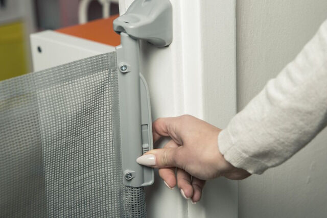 Lionelo Tulia Baby Tür- u. Treppenschutzgitter grau Sturzsicherung Rollo einrollbar 0-140 cm Treppenschutz Türschutz Sturzschutz 