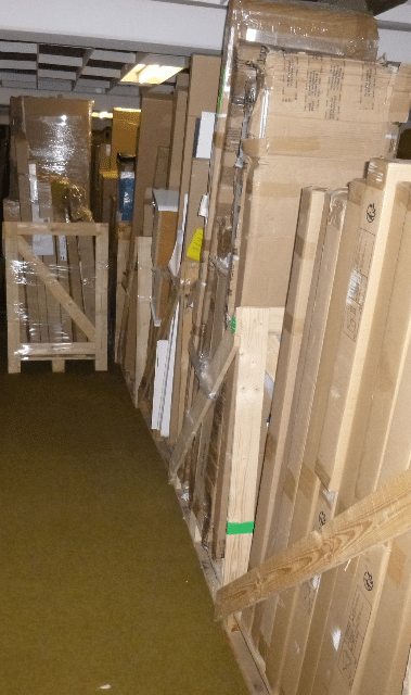 Gemischte Möbelpakete auf Paletten/ mixed furniture packages on pallets