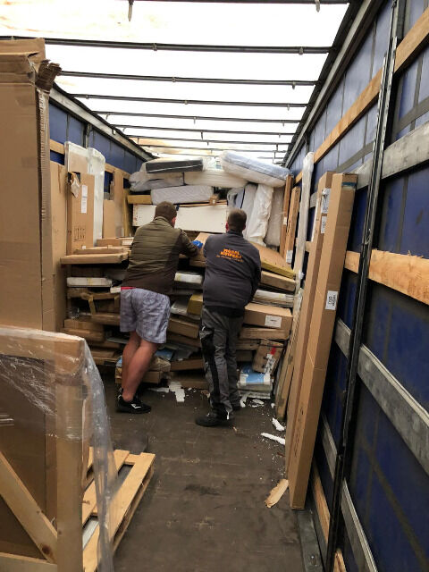 LKW gemischte Ladung Möbel Retouren