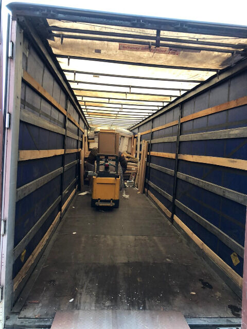 LKW gemischte Ladung Möbel Retouren