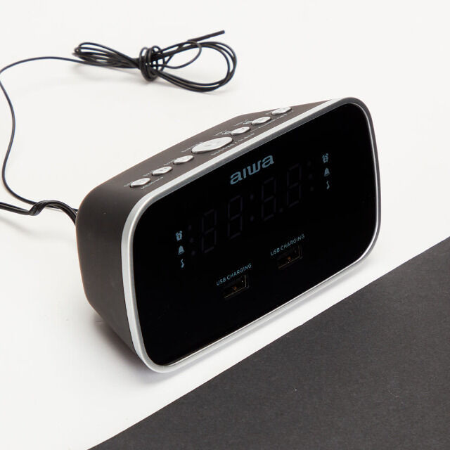 Aiwa CRU-19BK Schwarz Radiowecker LED-Display USB Ladefunktion Dimmer FM-Radio Uhr Uhrzeit Smartphone Tablet
