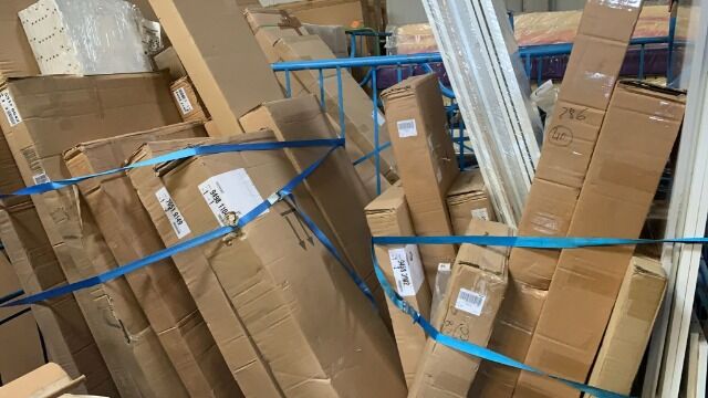 Retourmöbel unsortiert aus Wohn und Badbereich