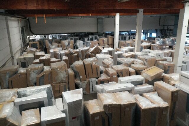 Wohnlandschaften, Sofas, Betten, Tische, Stühle alles sofort auf Lager