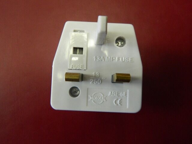 Reiseadapter - Deutschland zu UK England Reisestecker Stromadapter Typ G,  EU Schuko Stecker nach GB Dubai Irland Mauritius Singapur