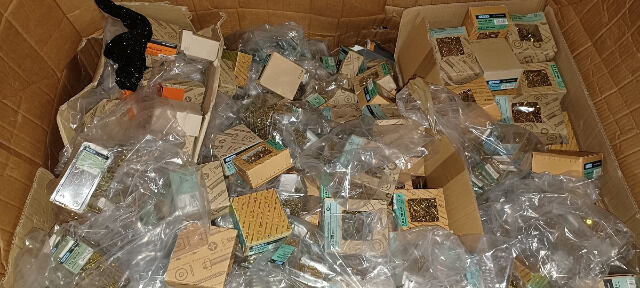 Schrauben / Nägel / Kleineisen Blister einer bekannten Baumarktkette