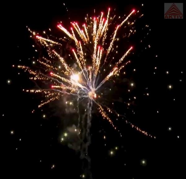 AKTIVKRACHER Megaverbund Feuerwerk mit 130 Schuss ca. 120 Sek Laufzeit