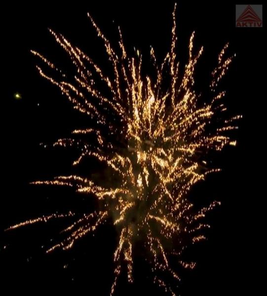AKTIVKRACHER Megaverbund Feuerwerk mit 130 Schuss ca. 120 Sek Laufzeit