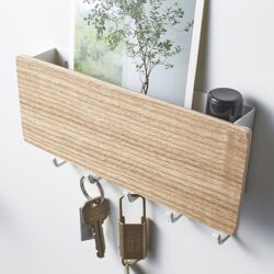 Helle Schlüsselbretter aus Holz mit Briefkasten