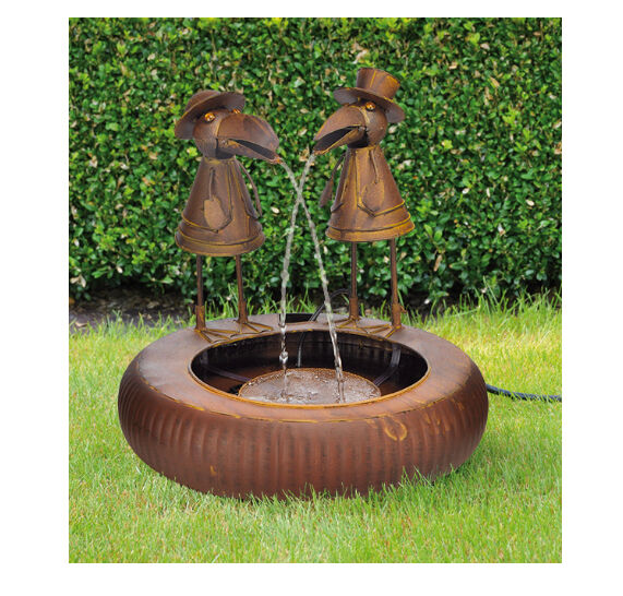 METALLBRUNNEN MIT ZWEI RABEN