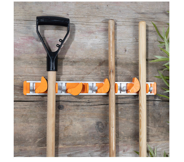 GERÄTELEISTE ZUR IDEALEN AUFBEWAHRUNG VON GARTENGERÄTEN