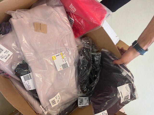 Sparen Sie beim Einkauf: Großhandels-Stockmix-Kleidung für Ihr Geschäf