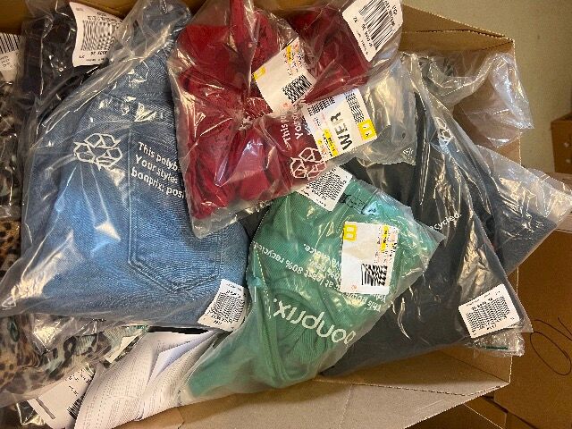 Sparen Sie beim Einkauf: Großhandels-Stockmix-Kleidung für Ihr Geschäf