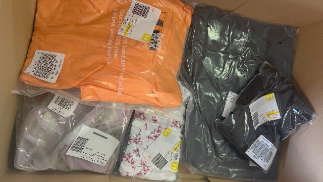 Große Rabatte auf Postenware Kleidung: Mixposten und Mixpaletten. Bestellen Sie jetzt und sparen Sie mehr