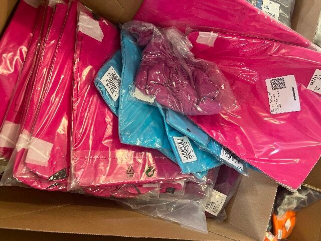 Große Rabatte auf Postenware Kleidung: Mixposten und Mixpaletten. Bestellen Sie jetzt und sparen Sie mehr