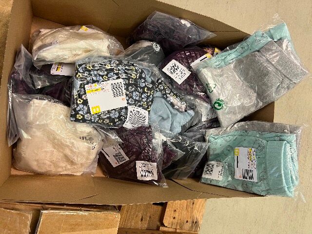 Große Rabatte auf Postenware Kleidung: Mixposten und Mixpaletten. Bestellen Sie jetzt und sparen Sie mehr