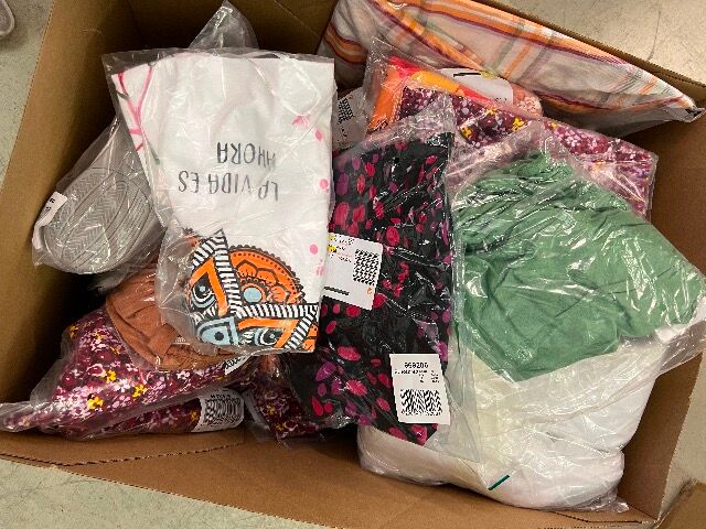 Großhandelsrabatte auf Stockmix-Kleidung