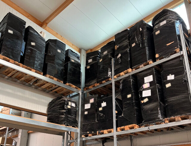 1 Palette Kinder- und Damenkleidung. Markenware. - 151 kg -- Pal. 38681