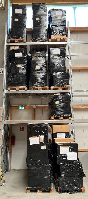 1 Palette Kinder- und Damenkleidung. Markenware. - 138 kg -- Pal. 42035