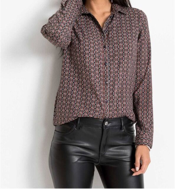 Damenblusen, neues Modell, absolut neu, in verschiedenen Größen erhältlich. Der Artikel ist auf Lager und wird in einer Einheit von 296Stück