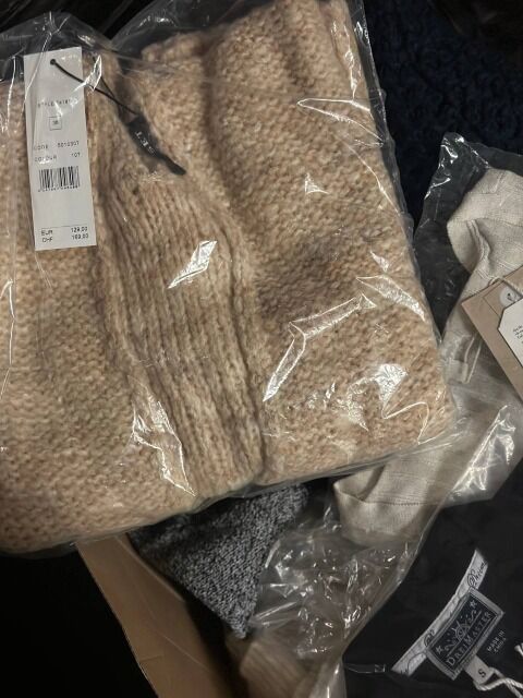 stock with women’s and men’s brands clothes / B2B / mix pallets/ brand clothes, Esprit, Calvin Klein, Mavi, LTB, Markenkleidung, Restposten,