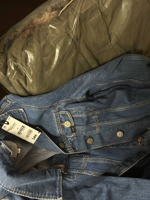 stock with women’s and men’s brands clothes / B2B / mix pallets/ brand clothes, Esprit, Calvin Klein, Mavi, LTB, Markenkleidung, Restposten,