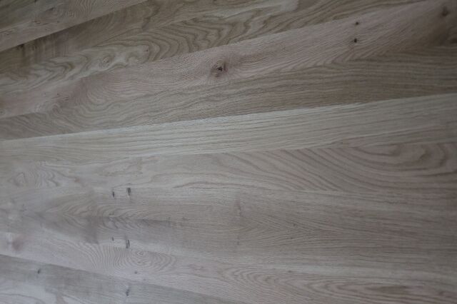 Esstisch Tisch + Baumkante + Wildeiche+ XX-Metallgestell