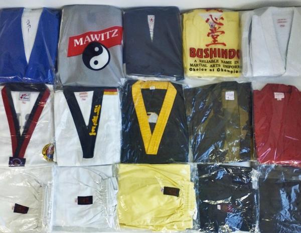 Kiloware Kampfsport Bekleidung, Kimonos Damen Herren Kinder, für Jiu Jitsu, Karate u.a. A B C Ware, Neue und Retouren, Großhandel Restposten