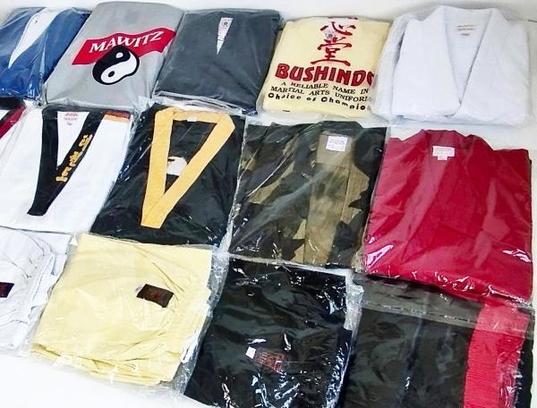 Kiloware Kampfsport Bekleidung, Kimonos Damen Herren Kinder, für Jiu Jitsu, Karate u.a. A B C Ware, Neue und Retouren, Großhandel Restposten