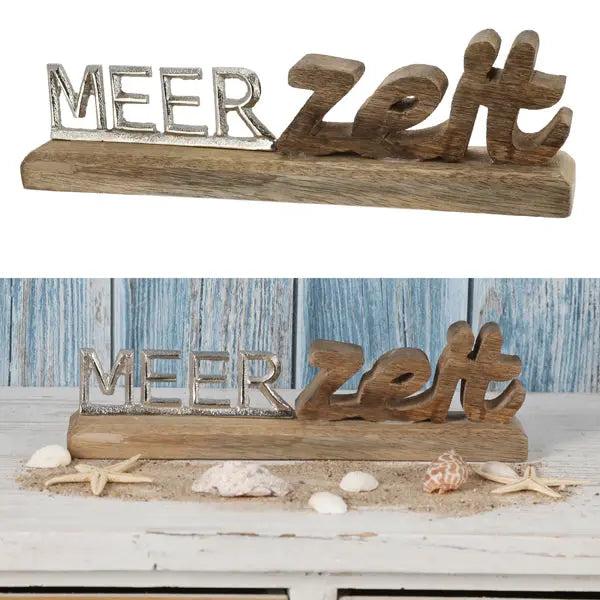 Kleiner Schriftzug 'Meerzeit' auf Standfu&szlig;, Silber, Breite ca. 30 cm &ndash; Kompakte K&uuml;stendeko