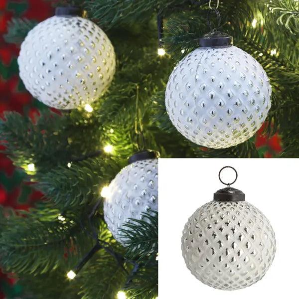 Wei&szlig;-Silberne Raute Christbaumkugel, Durchmesser 8 cm - Eleganter Baumschmuck