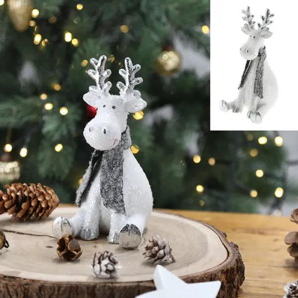 Zauberhafter Sitzender Hirsch mit Schal, Winterliche Deko, ca. 16 cm Hoch