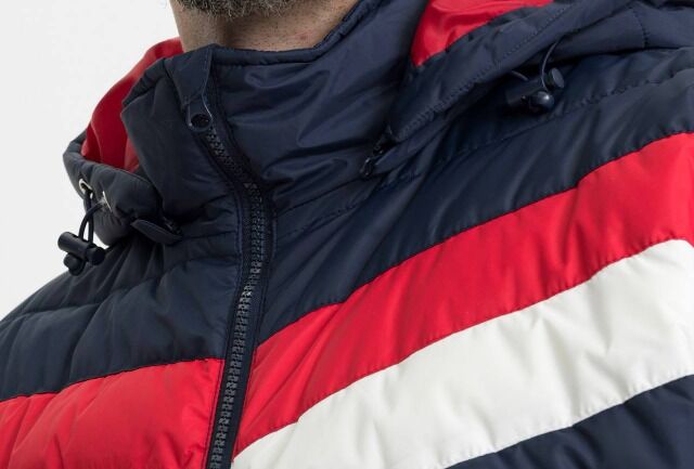 8.10 € pro Stück, Lagerbestand Herrenjacke mit Kapuze, geeignet für Herbst-, Winter- und Frühlingssaison, Textil Restposten, A-ware