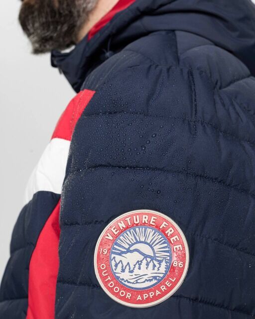 8.10 € pro Stück, Lagerbestand Herrenjacke mit Kapuze, geeignet für Herbst-, Winter- und Frühlingssaison, Textil Restposten, A-ware