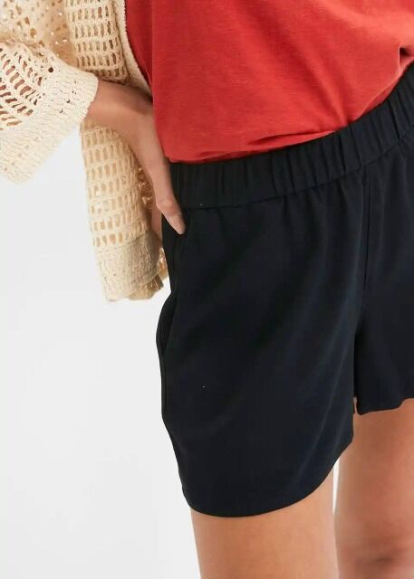 2.30 €/piece - Women's shorts (category A), for summer and fall seasons, fast worldwide delivery