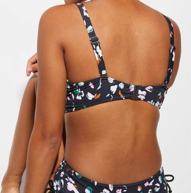 1,10 €/Stück - Neue Damen-Bademode aus deutschen Katalogen, große Auswahl an Modellen, Farben und Größen