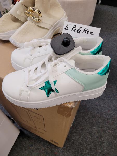 Damenschuhe verschiedene Modelle, Sneaker und Schuhe im Kilo