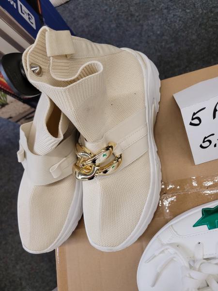 Damenschuhe verschiedene Modelle, Sneaker und Schuhe im Kilo
