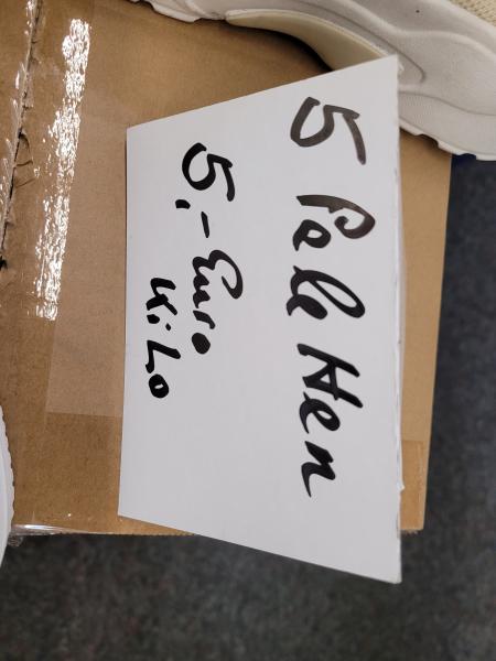 Damenschuhe verschiedene Modelle, Sneaker und Schuhe im Kilo