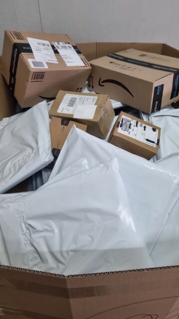 Mystery Tüten Päckchen Versandtaschen Online Shop Lager Amazon DHL DPD Versanddienstleister Retour Retouren Rückläufer Lagerüberhänge