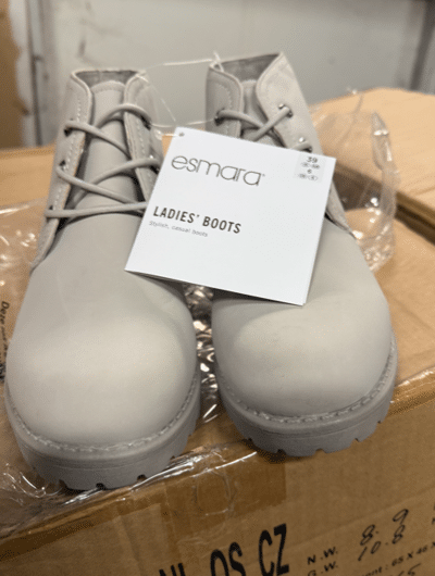 Schuhe, Stiefel, Hausschuhe, Pumps Posten für Herren, Damen und Kinder alles NEUWARE 