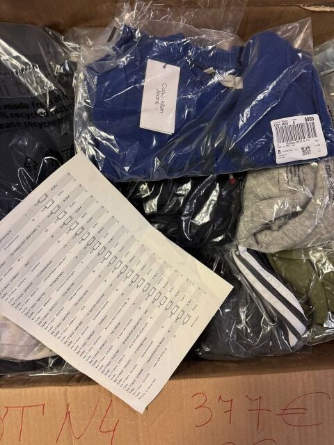 377 € – Markenkleidung für Damen und Herren (Mix), 66 Stück