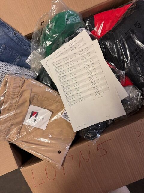 384 € – Markenkleidung für Damen und Herren (Mix), 59 Stück