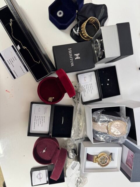 37,99€ pro Stück – Schmuck & Uhren (Mix), 561 Stück, weltbekannte Marken, Kundenrücksendungen